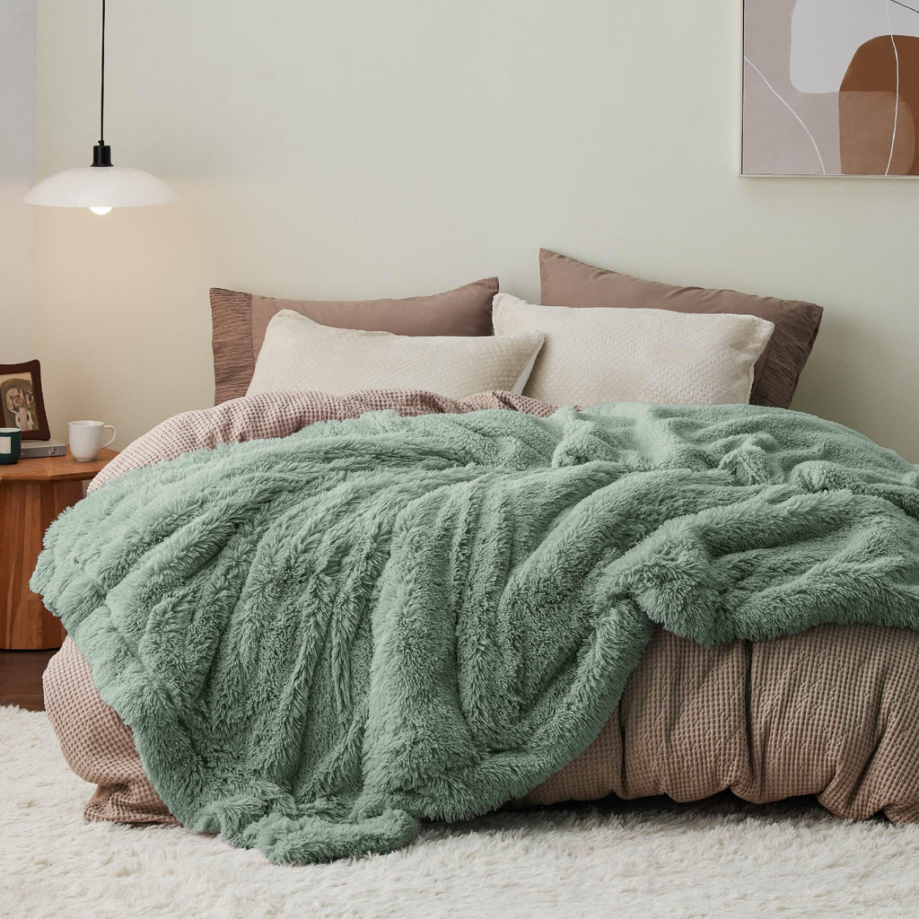 Bedsure GentleSoft Fluffy Fuzzy Faux Fur Throw Blanket for Couch, Soft Sherpa Fleece Cozy Gifts for Women, Plush Bed Blanket Room Decor for Men, Thick Warm Teen Gifts Winter Bedding